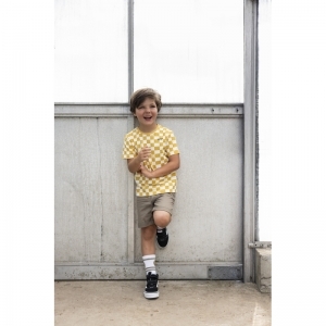 t-shirt - checkmate geel