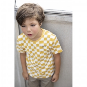 t-shirt - checkmate geel
