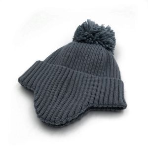 turn up ear flap, pompon grau-blau